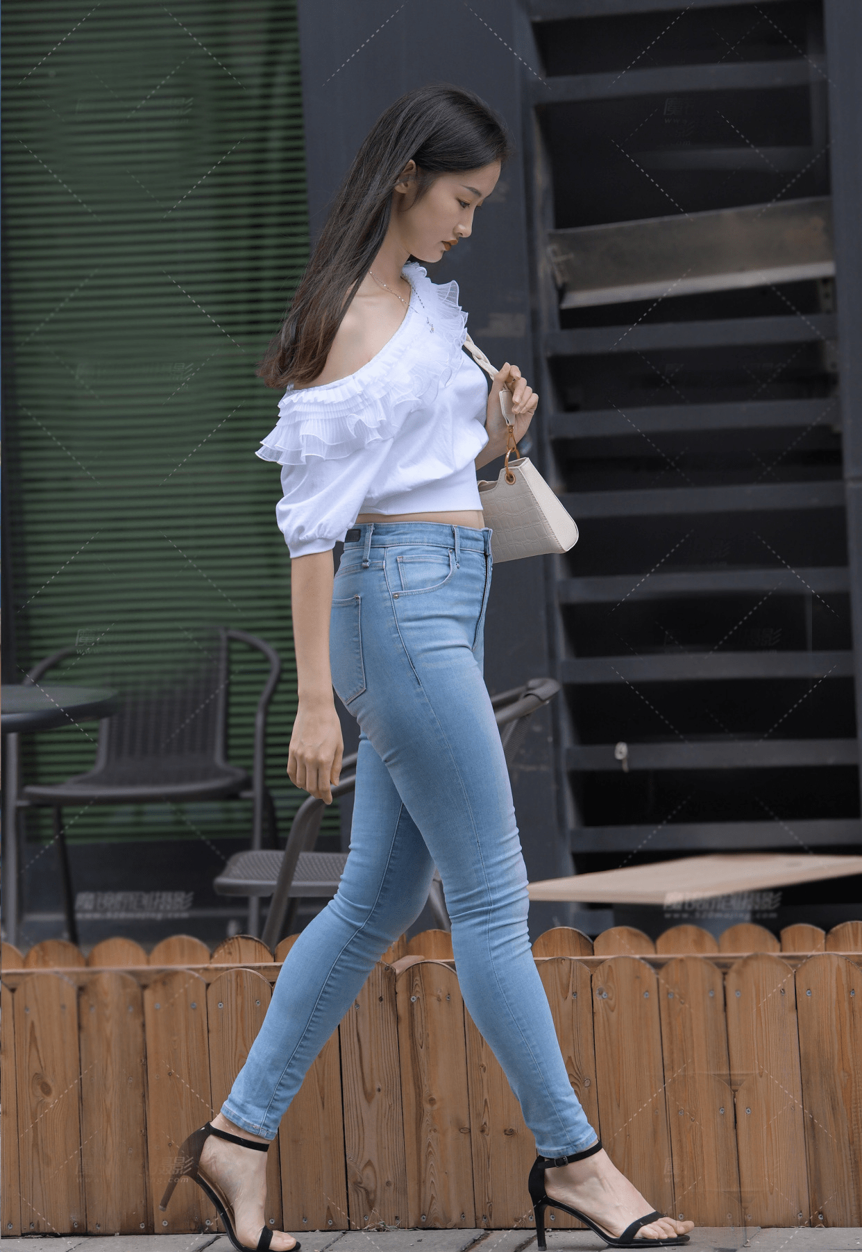 牛仔背带裤怎么搭配外套_牛仔外套搭配什么裤子_牛仔衬衫怎么搭配外套