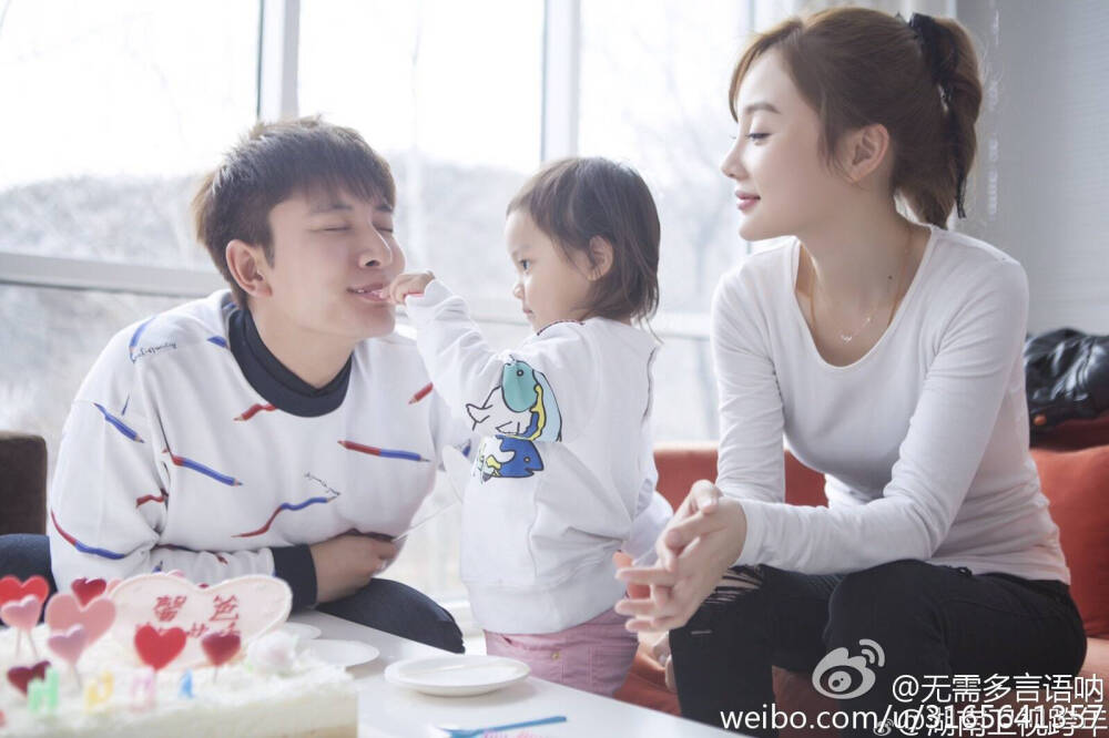 李小璐晒照疑婚变_李小璐晒心形发型_李小璐晒美照穿透视白衣照片