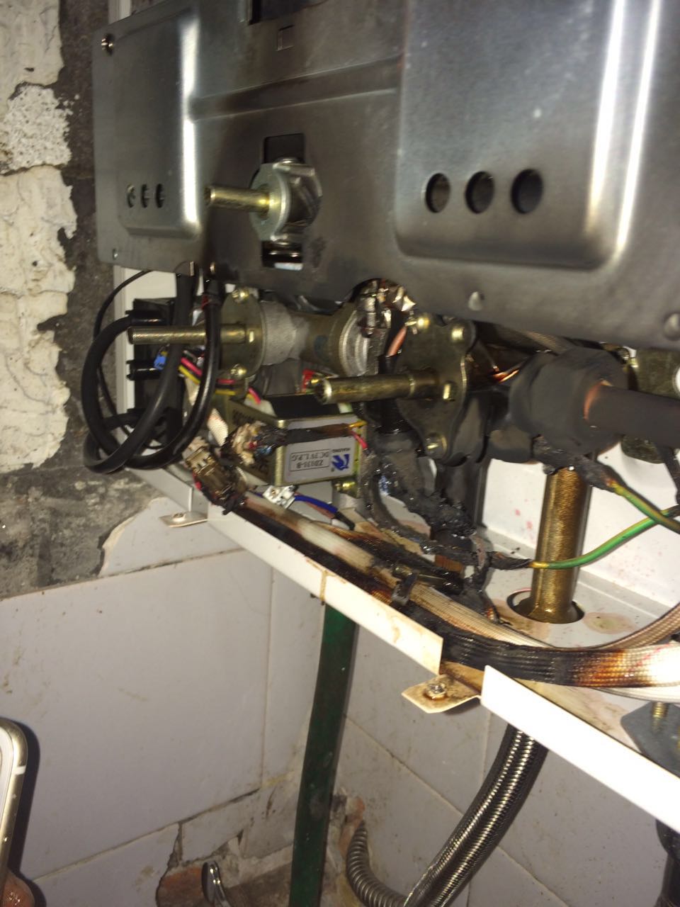 热水器不打火_热水器打火后一会儿自动熄火_热水器打火时砰响一声是啥回事