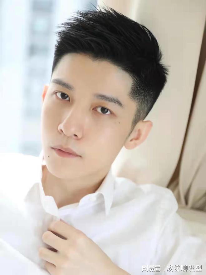 短发发型男中分_男生中短发发型_短发男头发