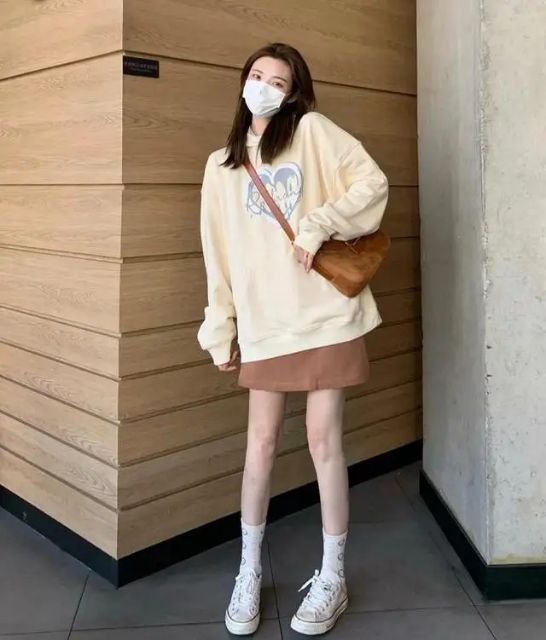 搭配卫衣裤子图片女_卫衣配卫裤怎么样_卫衣搭配什么裤子